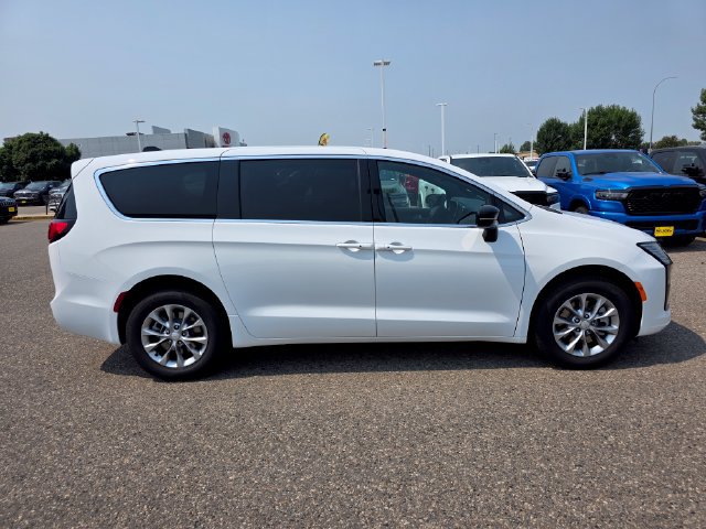 New 2027 Chrysler Pacifica Select AWD/4WD image 7