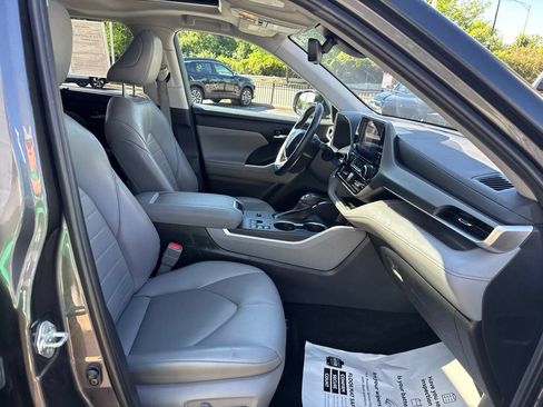 Used 2023 Toyota Highlander XLE FWD image 34