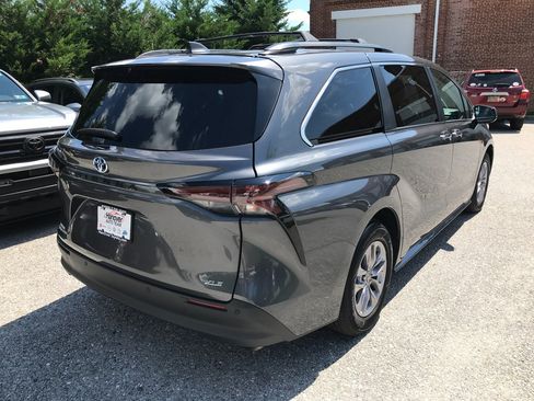 Certified 2025 Toyota Sienna XLE AWD/4WD image 8