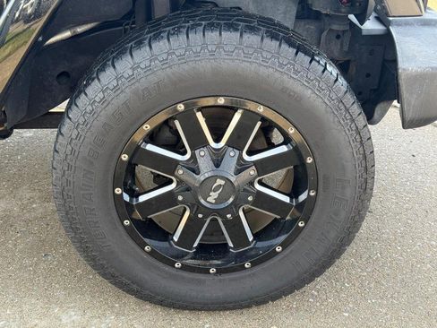 Used 2016 Jeep Wrangler Unlimited Sahara w/ Connectivity Group image 8