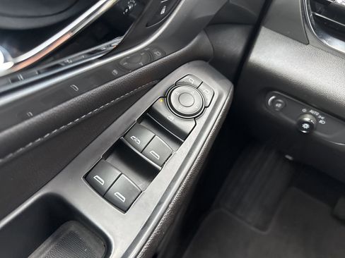 Used 2023 Chevrolet Traverse LT w/ Rear Camera Mirror Package image 39