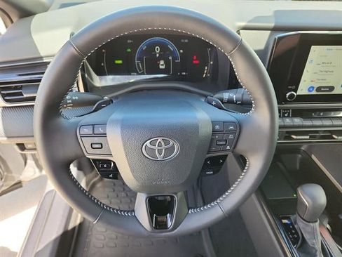 Used 2025 Toyota Camry SE w/ Convenience Package image 17