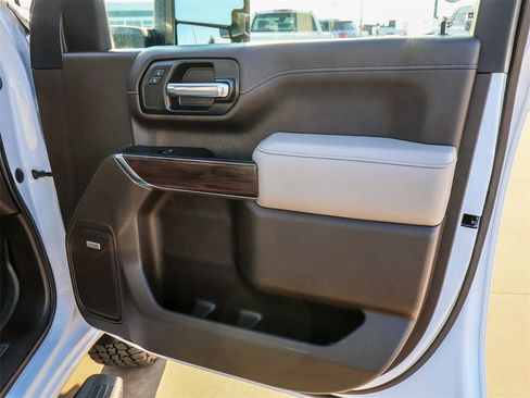 Used 2021 GMC Sierra 2500 SLT w/ SLT Preferred Package image 18