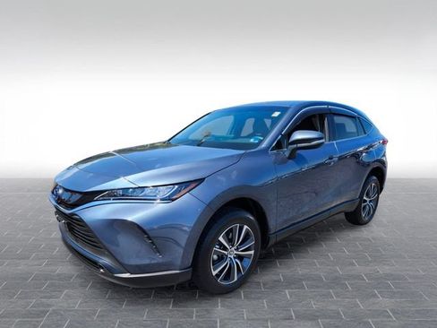 Used 2022 Toyota Venza LE AWD/4WD image 3