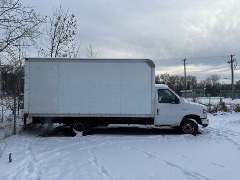 Used 2014 Ford E-350 and Econoline 350 Super Duty image 4