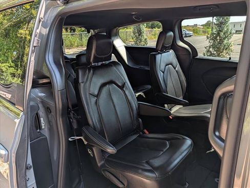 Used 2025 Chrysler Pacifica Select FWD image 16