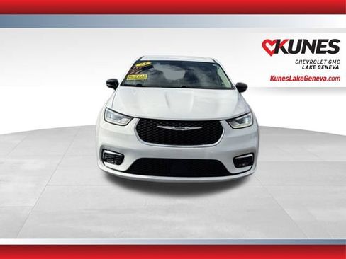 Used 2024 Chrysler Pacifica Touring-L FWD image 11