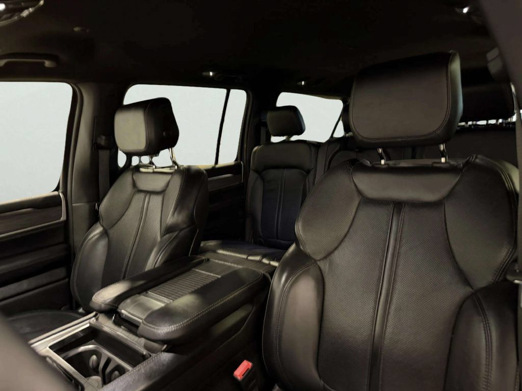 Used 2024 Jeep Wagoneer L Series II w/ Flexible Seating Group AWD/4WD image 15