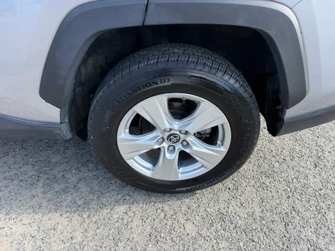 Used 2021 Toyota RAV4 LE AWD/4WD image 9