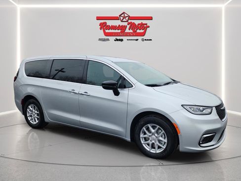 New 2026 Chrysler Pacifica Select image 7