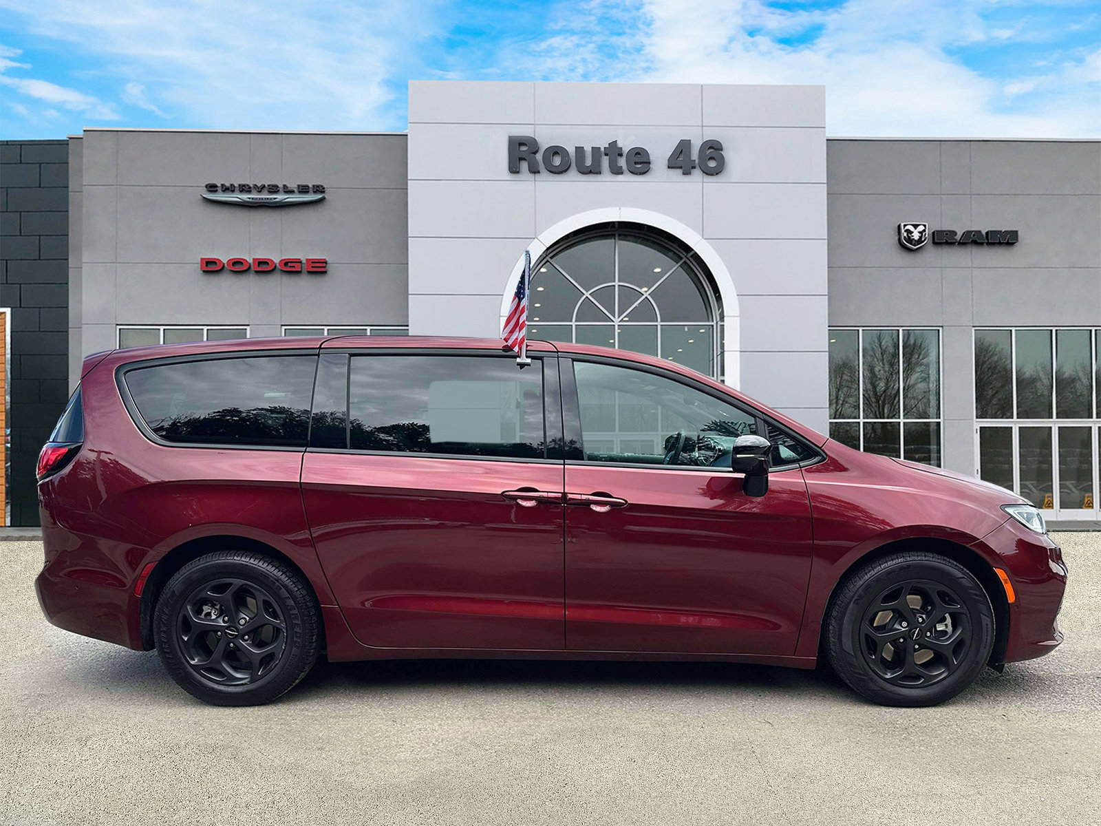 Used 2023 Chrysler Pacifica Limited w/ S Appearance Package FWD image 6