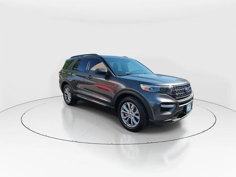 Used 2020 Ford Explorer XLT w/ Equipment Group 202A image 2