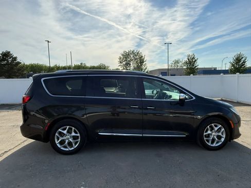 Used 2020 Chrysler Pacifica Limited FWD image 17