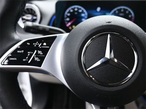 Used 2025 Mercedes-Benz GLB 250 GLB 250 w/ Exclusive Package image 15