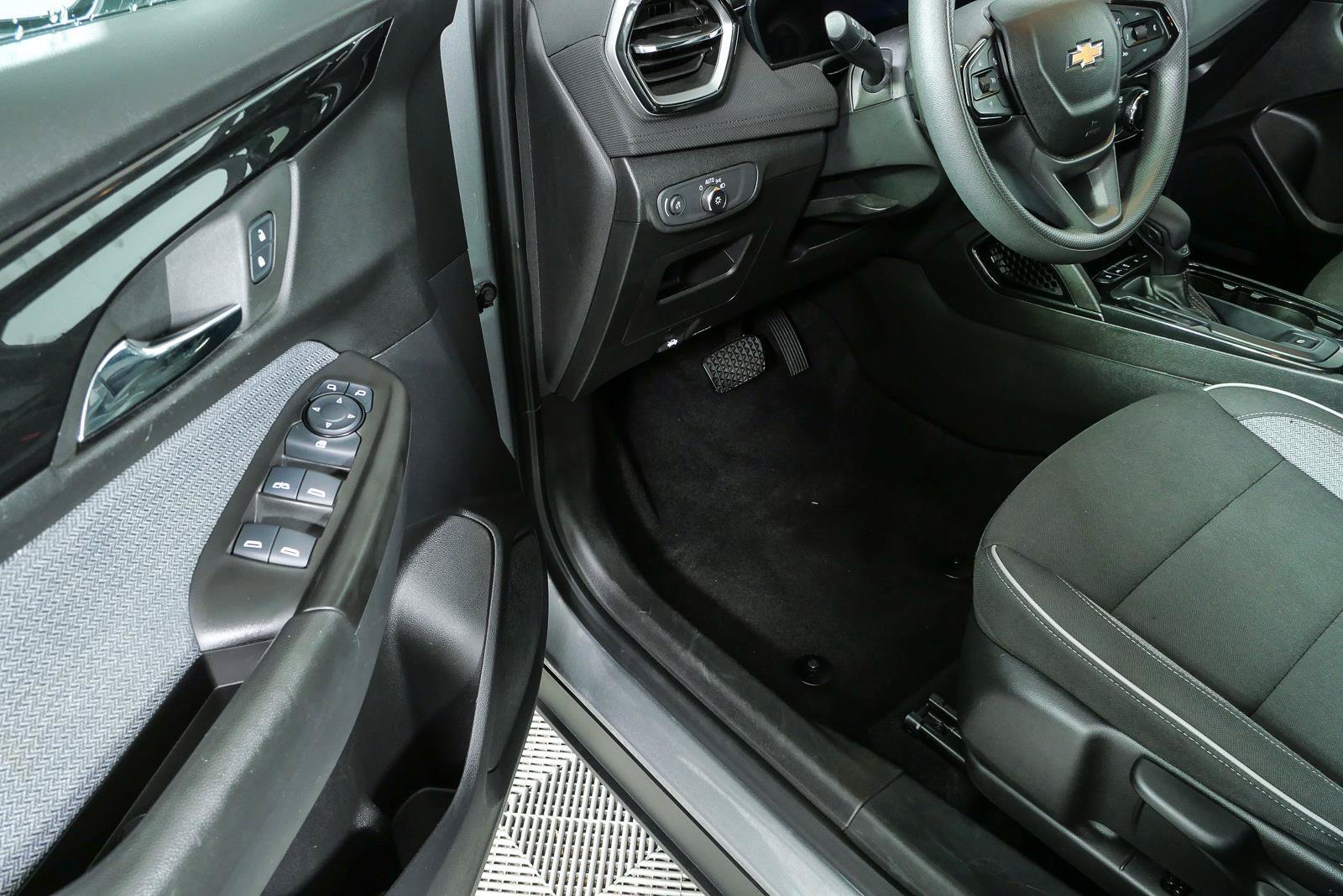 Used 2025 Chevrolet TrailBlazer LT AWD/4WD image 8