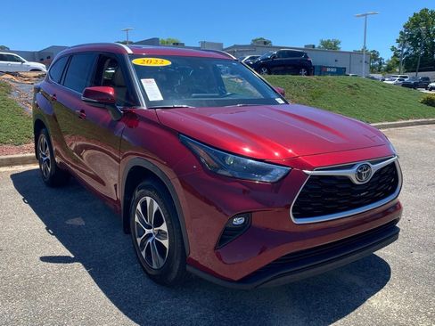 Used 2022 Toyota Highlander XLE AWD/4WD image 1