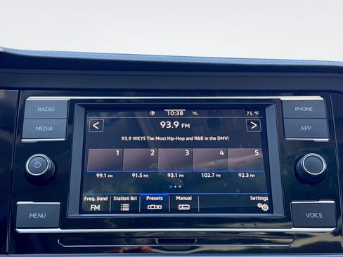 Used 2023 Volkswagen Jetta SE w/ Panoramic Sunroof Package FWD image 9