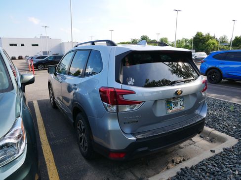 Used 2020 Subaru Forester Premium AWD/4WD image 5