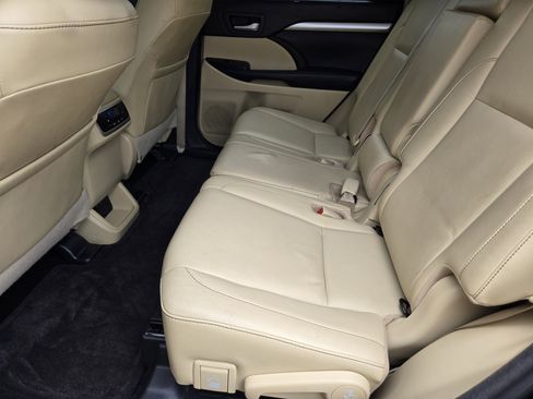 Used 2018 Toyota Highlander XLE image 22