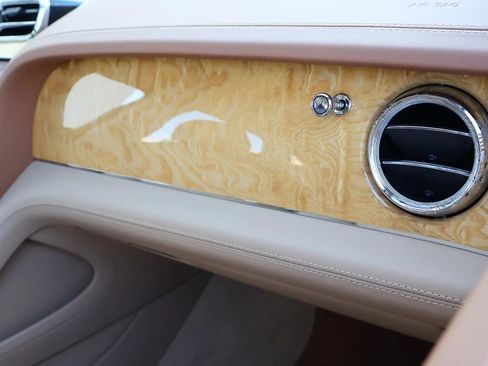 Used 2022 Bentley Bentayga AWD/4WD image 22