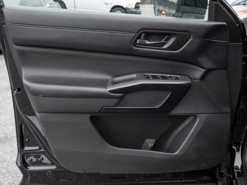 Used 2024 Nissan Pathfinder S image 13