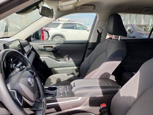 Used 2022 Toyota Highlander LE image 17