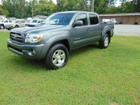 Used 2010 Toyota Tacoma 4x4 Double Cab w/ TRD Sport Pkg image 2
