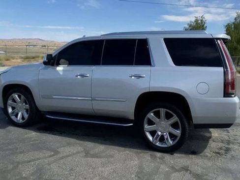 Used 2018 Cadillac Escalade Luxury AWD/4WD image 6