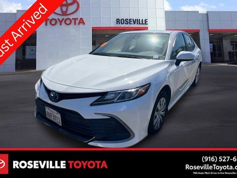 Used 2021 Toyota Camry LE image 1