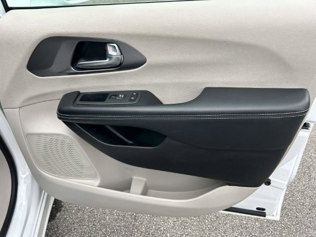 Used 2022 Chrysler Pacifica Touring-L FWD image 21