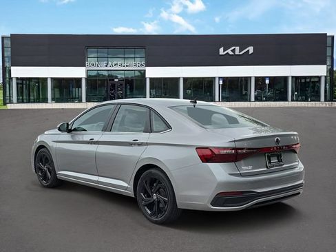 Used 2025 Volkswagen Jetta SE FWD image 3