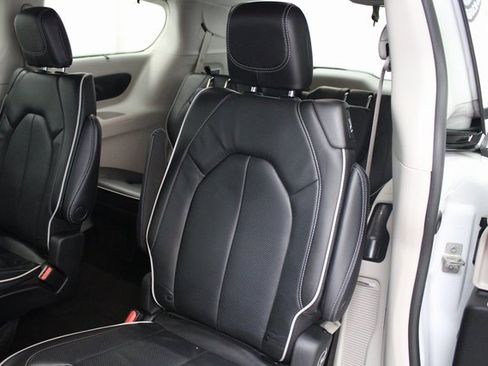 Used 2022 Chrysler Pacifica Limited image 20