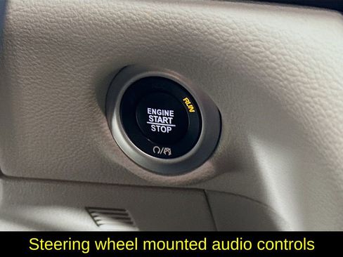 Used 2023 Chrysler Pacifica Touring-L image 19