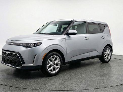 Used 2025 Kia Soul LX w/ LX Technology Package image 3
