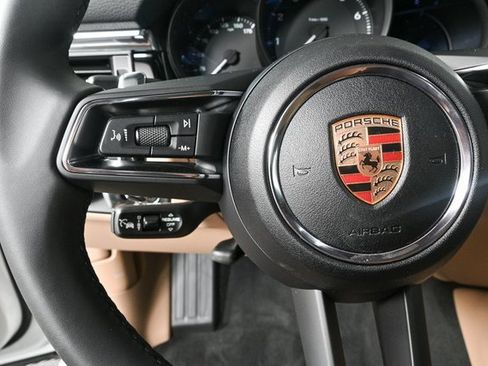 Certified 2025 Porsche Macan image 9