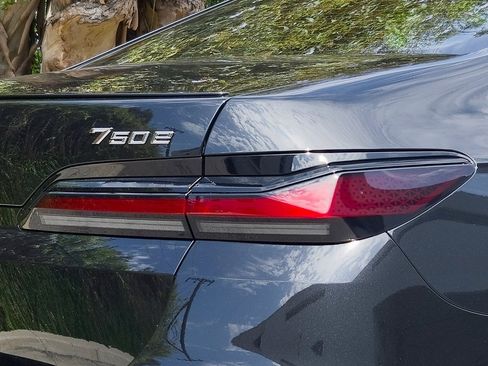 New 2026 BMW 750e xDrive w/ Premium Package image 7