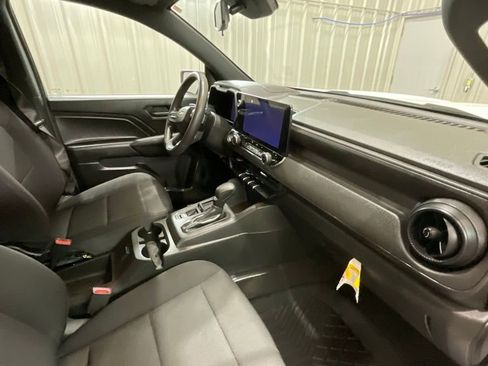 Used 2023 Chevrolet Colorado W/T image 14