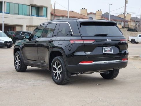 Used 2025 Jeep Grand Cherokee Limited image 3