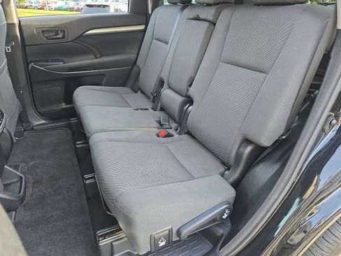 Used 2018 Toyota Highlander LE FWD image 15