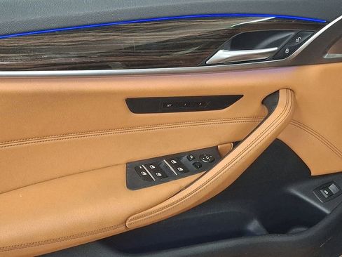 Certified 2022 BMW 530i xDrive w/ Convenience Package image 8