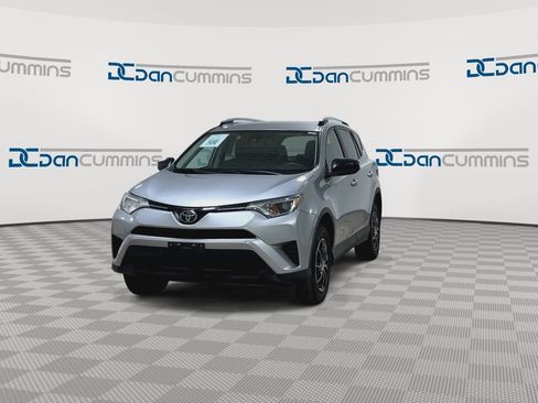 Used 2018 Toyota RAV4 LE AWD/4WD image 4
