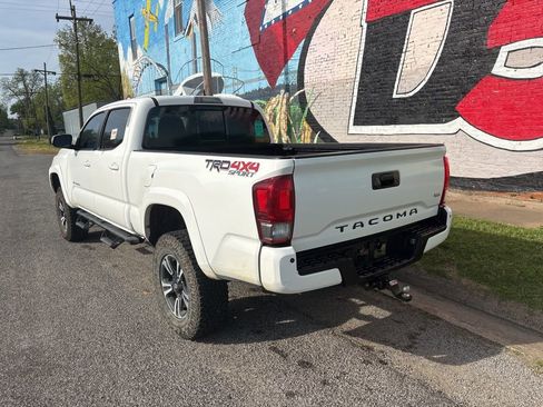 Used 2017 Toyota Tacoma TRD Sport image 4