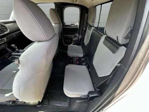 Used 2018 Toyota Tacoma SR5 AWD/4WD image 34
