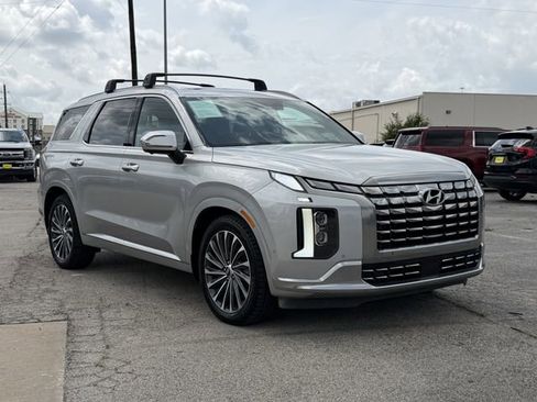 Used 2023 Hyundai Palisade Calligraphy image 2