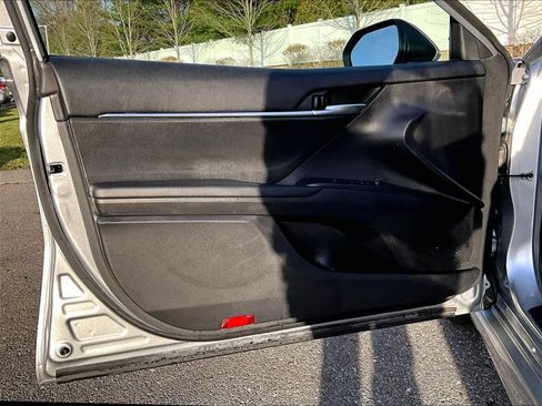 Used 2024 Toyota Camry SE image 9