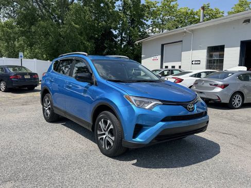 Used 2018 Toyota RAV4 LE AWD/4WD image 5