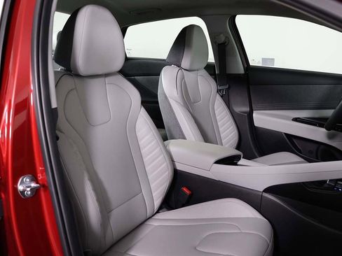 Certified 2025 Hyundai Elantra Limited image 30