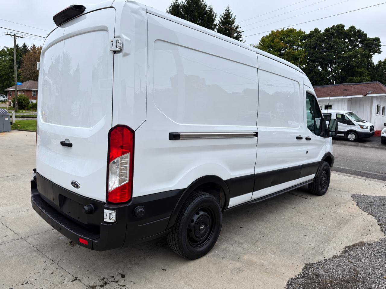 Used 2019 Ford Transit 250 148 Medium Roof RWD image 4