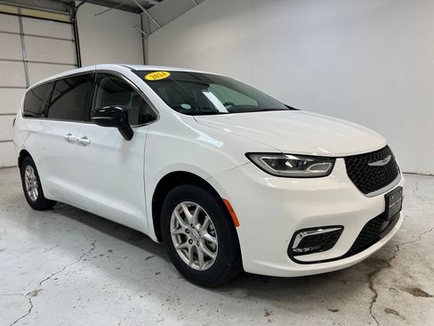 Used 2024 Chrysler Pacifica Touring-L FWD image 8