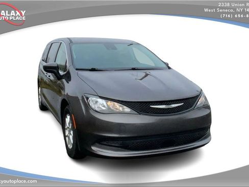 Used 2023 Chrysler Voyager LX image 3